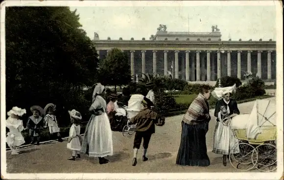 Ak Berlin Mitte, Lustgarten, Altes Museum, Passanten, Kinderwagen