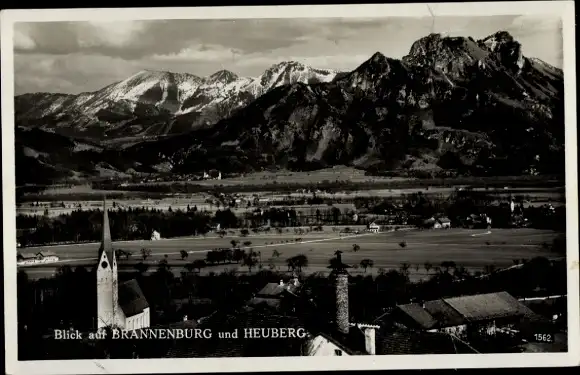 Ak Brannenburg in Oberbayern, Heuberg, Totalansicht, Kirche, Gebirge