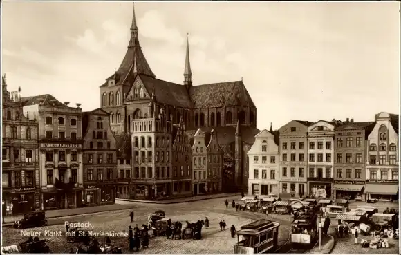 Ak Hansestadt Rostock, Neuer Markt, St. Marienkirche, Straßenbahnen