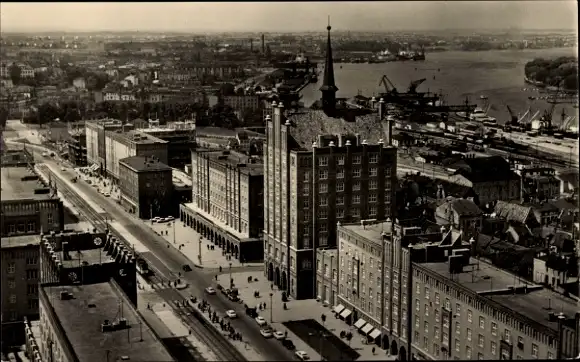 Ak Hansestadt Rostock, Lange Straße, Hafen, Blick von der Marienkirche