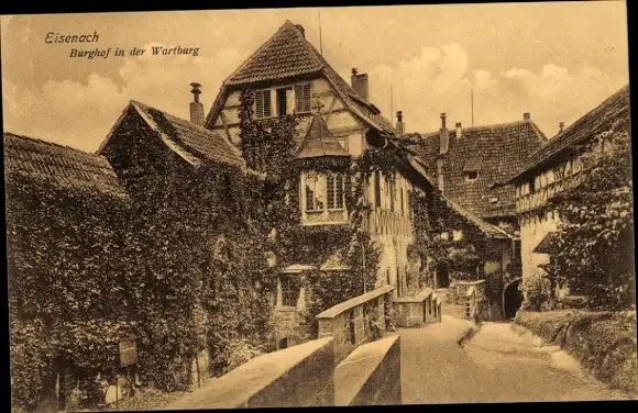 Ak Lutherstadt Eisenach in Thüringen, Wartburg, Burghof