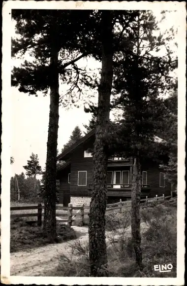 Ak La Chaise Dieu Haute Loire,  Ein Holzchalet im Wald, an der Straße von Sambadell