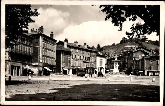 Ak Voiron Isère, Marschal Petain Platz