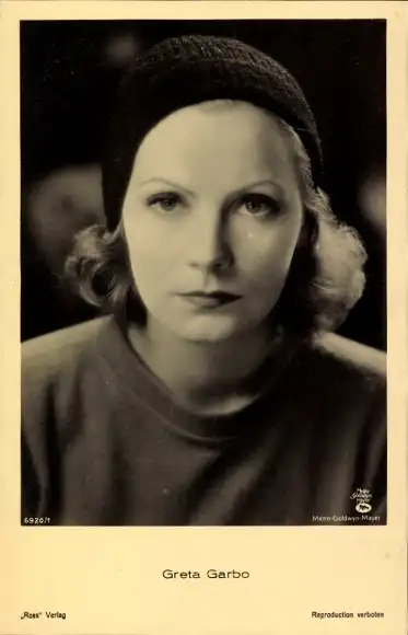 Ak Schauspielerin Greta Garbo, Portrait, Mütze