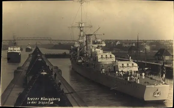 Foto Ak Deutsches Kriegsschiff, Kreuzer Königsberg in der Schleuse
