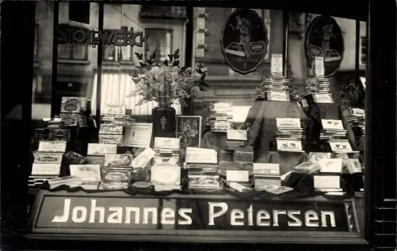 Foto Ak Hamburg ?, Geschäft von Johannes Petersen, Schaufenster