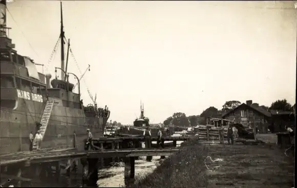 Foto Ak Partie in einem Hafen, Dampfer, Frachtschiff Hans Brog