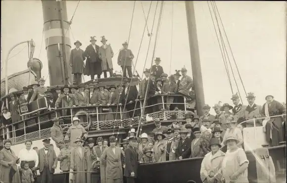 Foto Ak Glücksburg an der Ostsee, Schützen auf einem Dampfer 1925