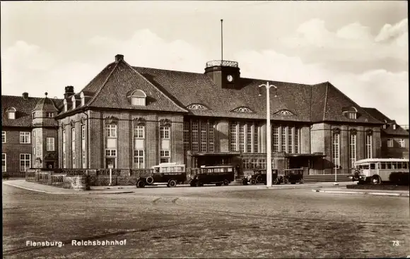 Ak Flensburg in Schleswig Holstein, Reichsbahnhof, Busse