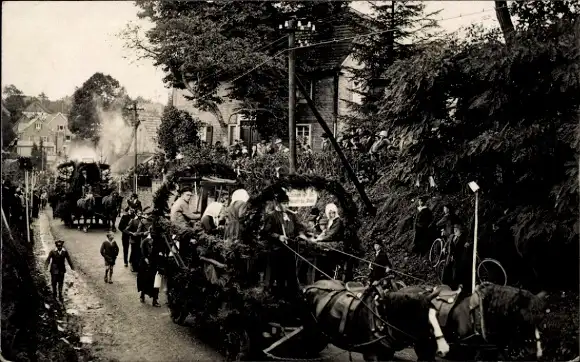 Foto Ak Halberg Brebach Fechingen Saarbrücken,Landwirtschaftliches Fest 1927,Wagen mit Leinenweberei