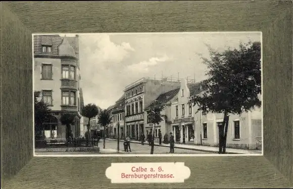 Passepartout Ak Calbe an der Saale Sachsen Anhalt, Bernburger Straße, Geschäft