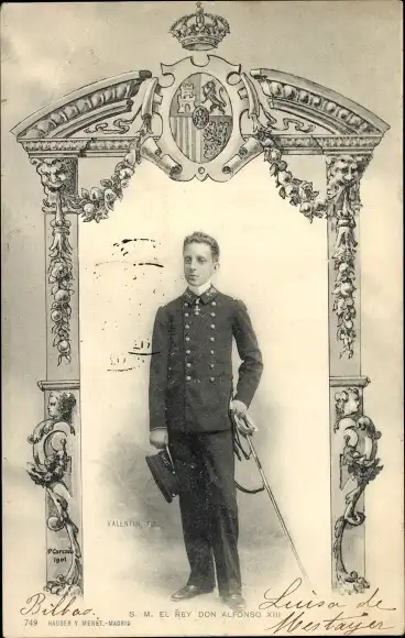 Ak König Alfonso XIII. von Spanien in Uniform, Standportrait, Wappen