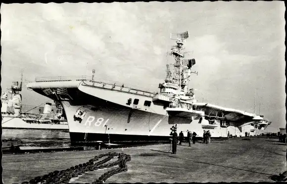 Ak Niederländisches Kriegsschiff Karel Doorman R81