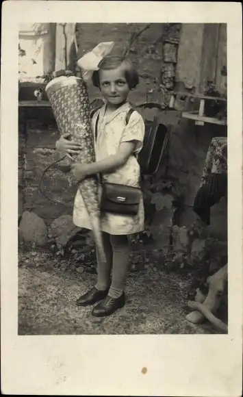 Foto Ak Einschulung, Schülerin, Schultüte, Schultasche