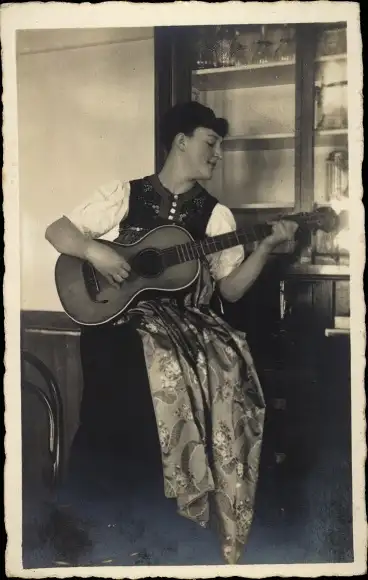 Foto Ak Junge Frau in Volkstracht spielt Gitarre