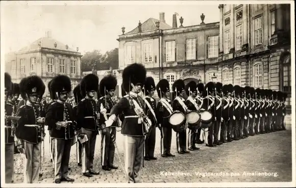 Ak København Kopenhagen Dänemark, Vagtparaden paa Amalienborg, Soldaten