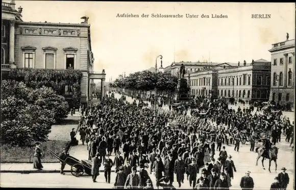 Ak Berlin Mitte, Unter den Linden, Aufziehen der Schlosswache, Soldaten, Uniformen