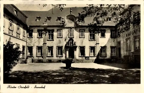 Ak Steinfeld Kall in der Eifel, Kloster Steinfeld, Innenhof