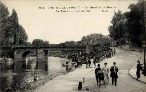 Ak Joinville le Pont Val de Marne, Marne, Le Pont un jour de fete