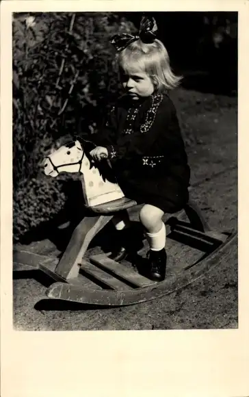 Foto Ak Mädchen auf einem Schaukelpferd, Hannelore 1943