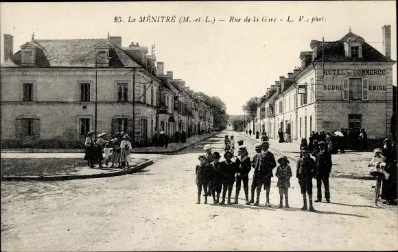 Ak La Menitré Maine et Loire, Rue de la Gare, Hotel du Commerce
