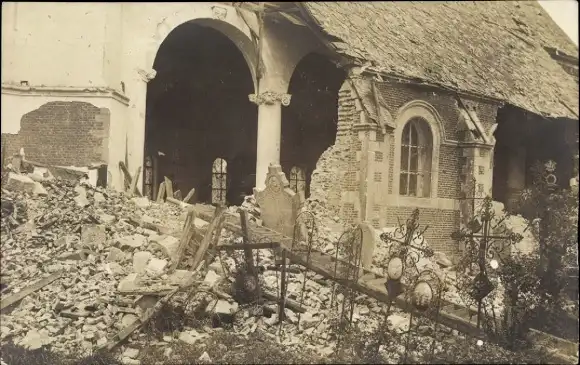 Foto Ak Grevillers Pas de Calais, Friedhof, Kirche, Kriegszerstörungen, I WK