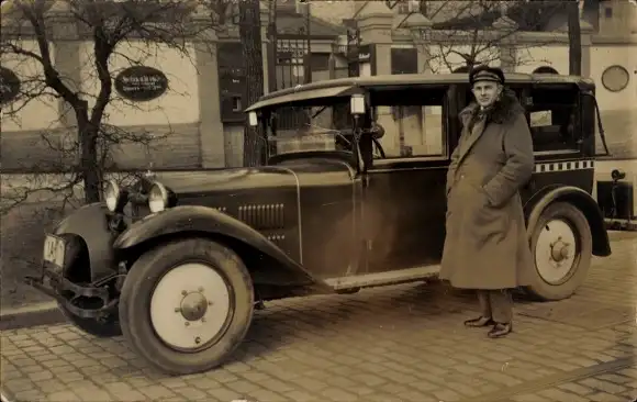 Foto Ak Berlin Wedding, Taxi mit Fahrer, Hochstraße 2-4 Ecke Badstraße, Brauerei, Löwen-Böhmisch