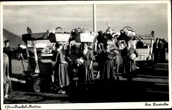 Ak Funchal Insel Madeira Portugal, Frauen tragen Blumenkörbe, Kutsche