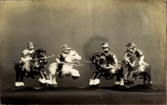 Foto Ak Spielzeuge, Soldaten zu Pferden, Kampf