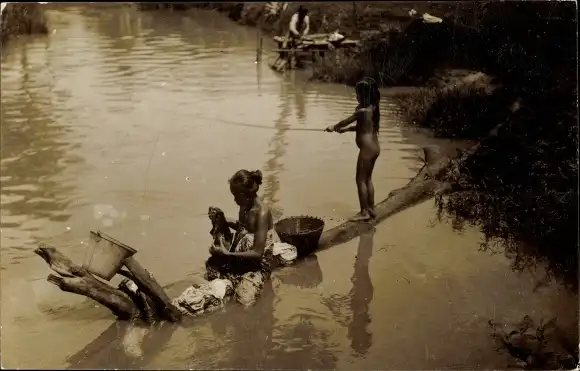 Foto Ak Indien, Mädchen macht Wäsche, Wasserpartie