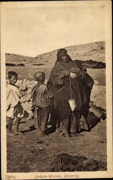 Ak Beduinen, Frau beim Spinnen, Kinder