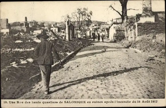 Ak Thessaloniki Griechenland, Straßenpartie in Ruinen nach dem Brand am 18. August 1917