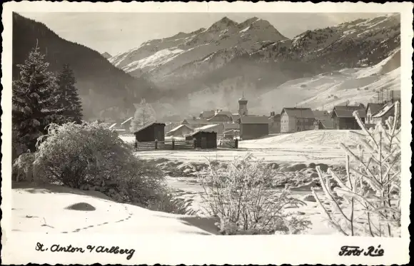 Foto Ak Sankt Anton am Arlberg Tirol Österreich, Blick auf den Ort, Winter