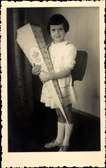 Foto Hartha Hintergersdorf Tharandt im Erzgebirge, Einschulung, Mädchen mit Zuckertüte 1952