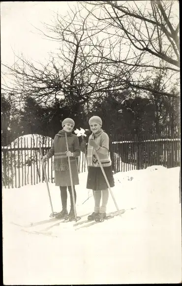 Foto Ak Zwei Frauen auf Skiern, Winterlandschaft, 1929