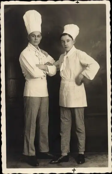 Foto Ak Kleve am Niederrhein, Zwei junge Männer in Kochkleidung, Köche