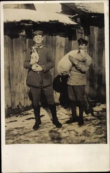 Foto Ak Deutsche Soldaten in Uniformen mit Schwein und Hund auf den Armen, I WK