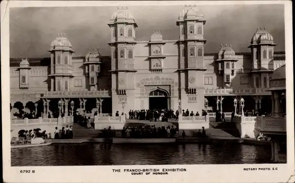 Ak London City England, Französisch-Britische Ausstellung 1908, Ehrenhof