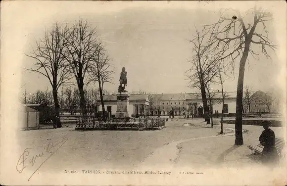 Ak Tarbes Hautes Pyrénées, Caserne d'artillerie, Statue Larrey