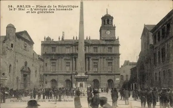 Ak Arles Bouches du Rhône, Place de la Republique