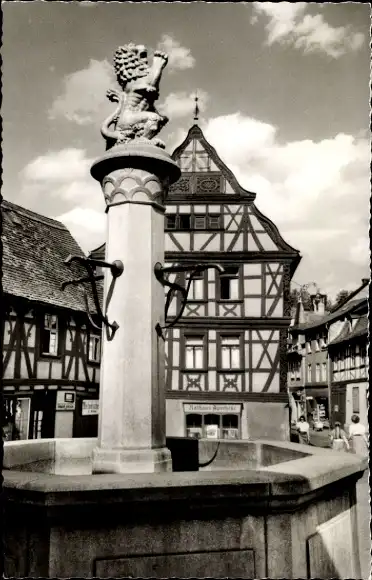 Ak Idstein im Taunus Hessen, Löwenbrunnen, Fachwerkhaus