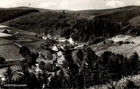 Ak Latrop Schmallenberg im Sauerland, Teilansicht, Kirche