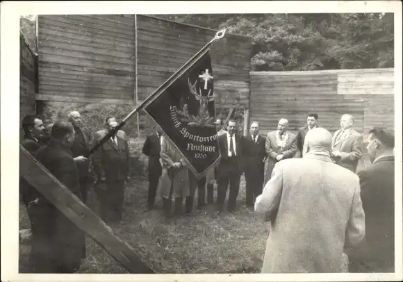 Foto Ak Neustadt in Hessen, Gruppenbild, Sportverein, Fahne