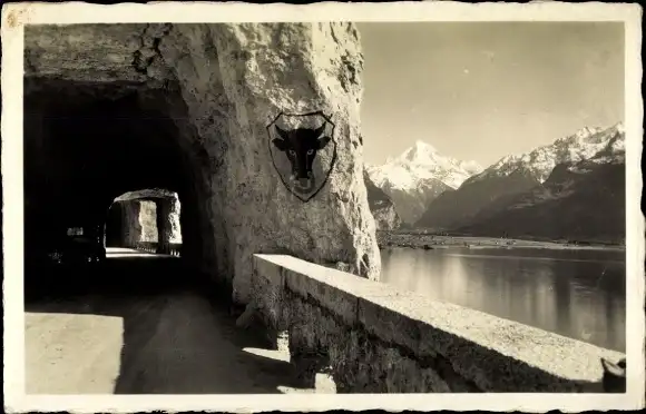 Ak Brunnen Kt Schwyz, Axenstraße, Tunnel, Gewässer