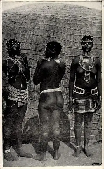 Ak Südafrika, Barbusige Frauen vor einer Strohhütte, Po