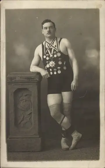 Foto Ak Muskulöser Mann mit Orden, Kraftsport, Ringer ?