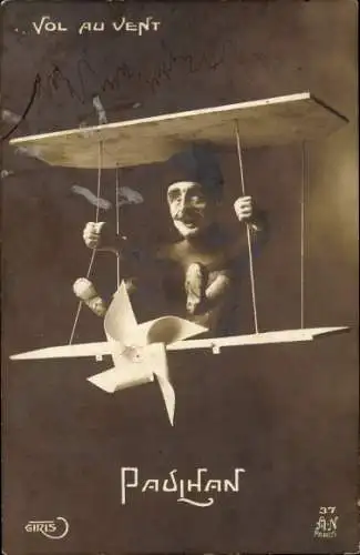 Ak Französischer Flieger Louis Paulhan als Puppe mit Spielzeugflugzeug