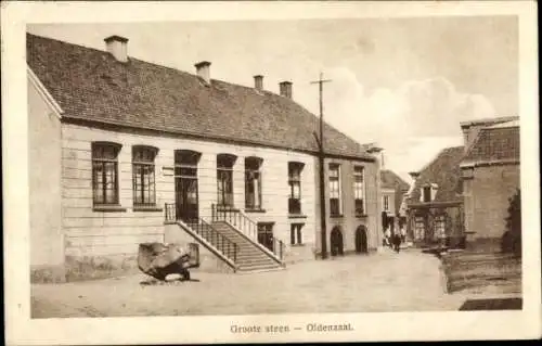Ak Oldenzaal Overijssel, Straßenpartie, großer Stein