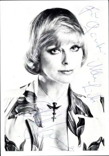 Foto Schauspielerin Elke Sommer, Portrait, Halskette, Kreuz