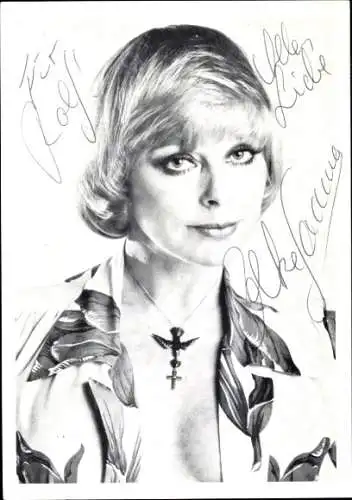 Foto Schauspielerin Elke Sommer, Portrait, Halskette, Kreuz